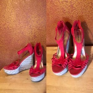 Coral springtime wedges